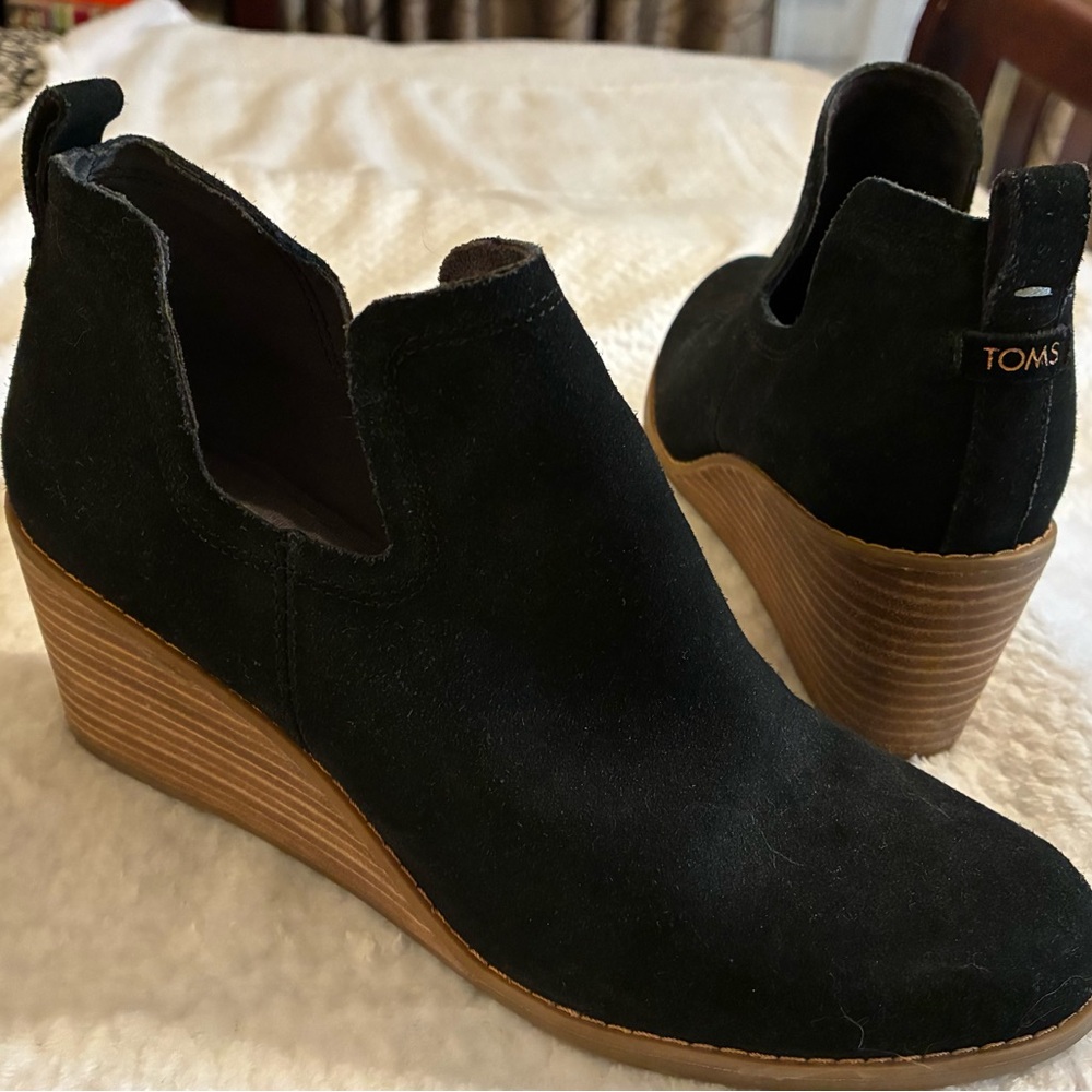 TOMS “Kallie” Cut-out Wedge Ankle Booties Black Suede EUC 9 Capsule Minimalist